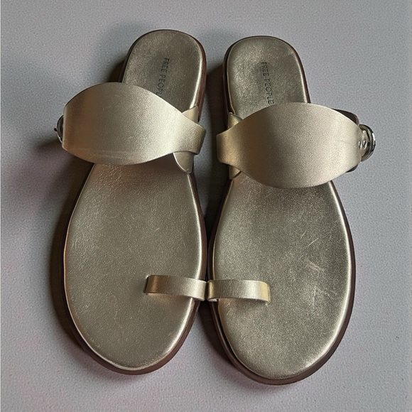 Free People Barcelona Gold Metallic Leather Toe Loop Sandals 8.5 | Slide On Buck - Picture 2 of 6
